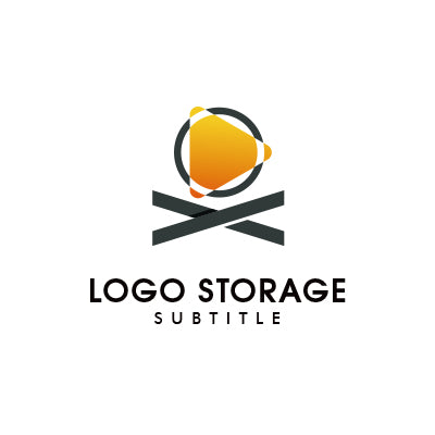 「再生ボタン」「キャンプの火」をモチーフにデザインしたロゴ